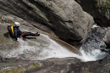 Canyoning in the Alps - door Simon Flower