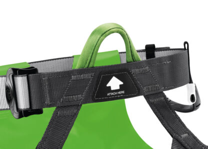 C086AA00 - Petzl CANYON CLUB - Un seul point d'attache avec code couleur vert et indication de connexion pour une mise en place efficace et un contrôle visuel rapide.