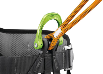 Petzl DUAL CANYON GUIDE -S'installe directement sur l'axe du point d'attache ouvrable du harnais CANYON GUIDE.